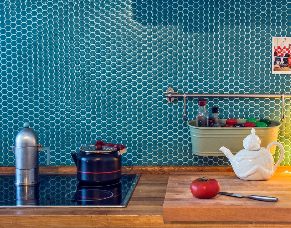 Inspiration for a mid-sized midcentury kitchen in Other with brown splashback and timber splashback.