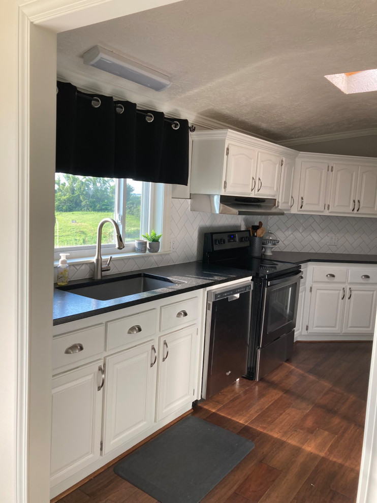 Kitchen - kitchen idea with white backsplash and ceramic backsplash