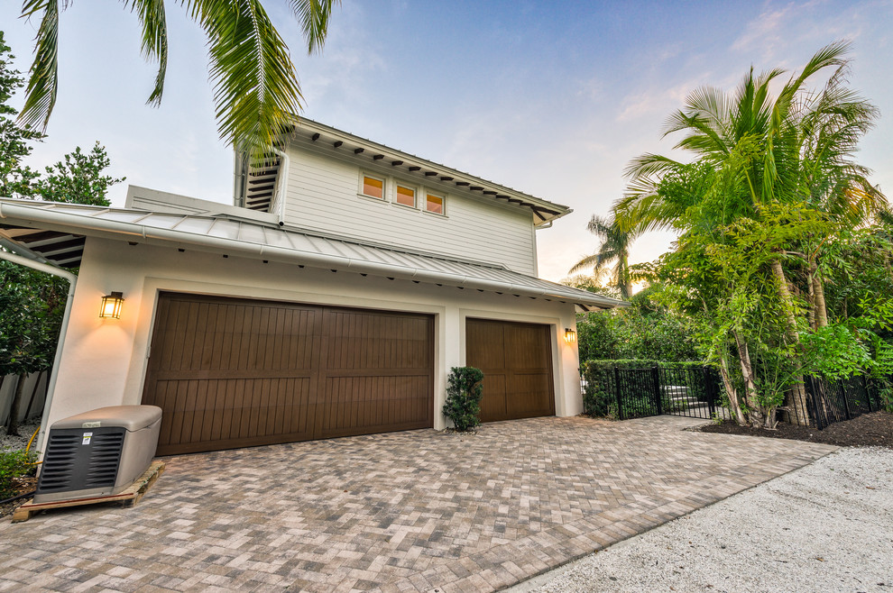 Example of a transitional home design design in Miami