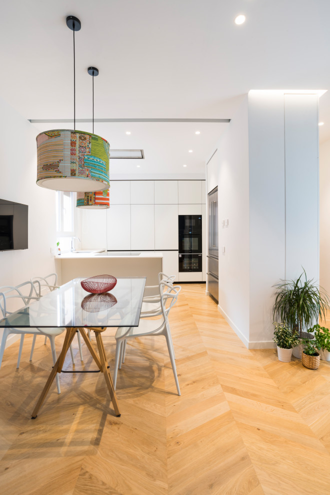 Idee per una sala da pranzo contemporanea con pareti bianche, pavimento in legno massello medio e pavimento marrone