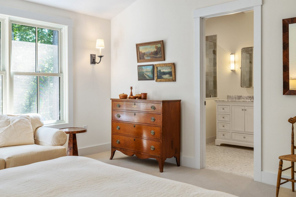 На фото: гостевая спальня среднего размера, (комната для гостей) в стиле кантри с белыми стенами, ковровым покрытием и белым полом
