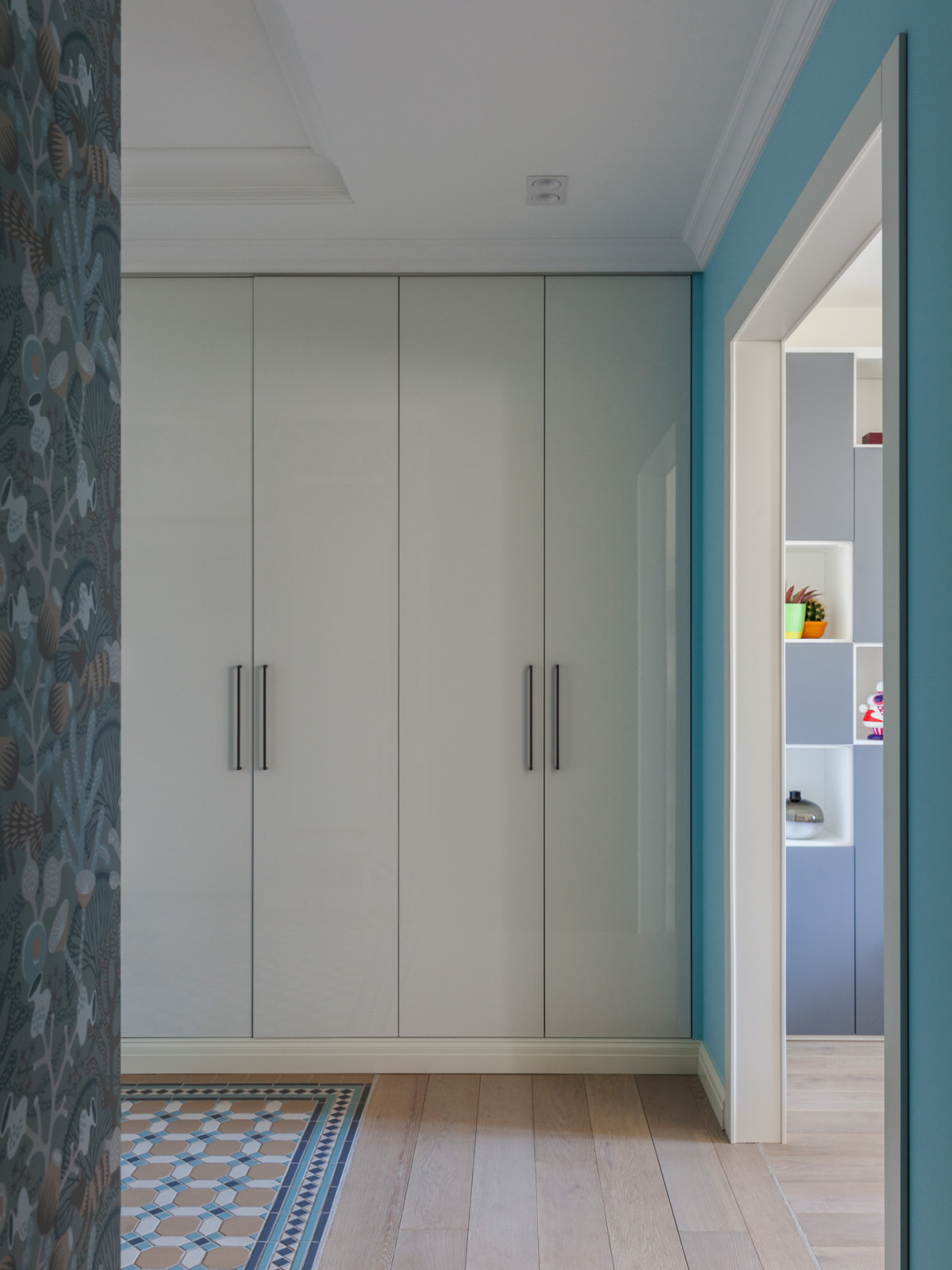 Бело-голубая квартира для юной заказчицы