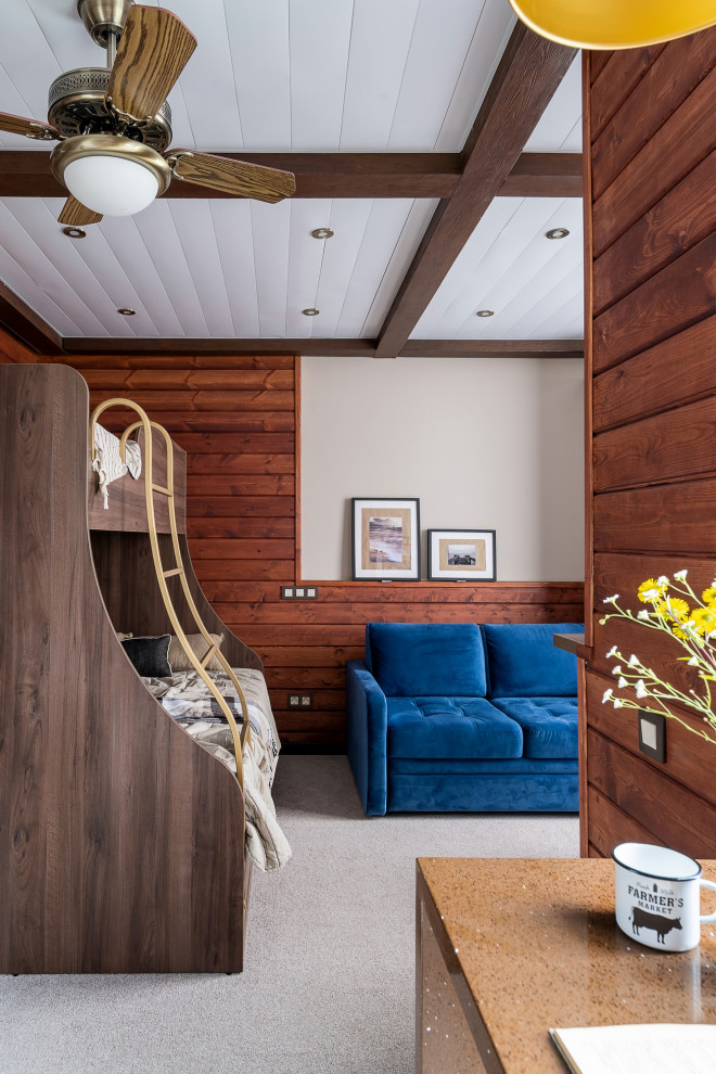 Пример оригинального дизайна: гостиная комната среднего размера, в белых тонах с отделкой деревом в морском стиле с коричневыми стенами, полом из керамогранита, телевизором на стене, зоной отдыха, бежевым полом, кессонным потолком, стенами из вагонки и синим диваном без камина