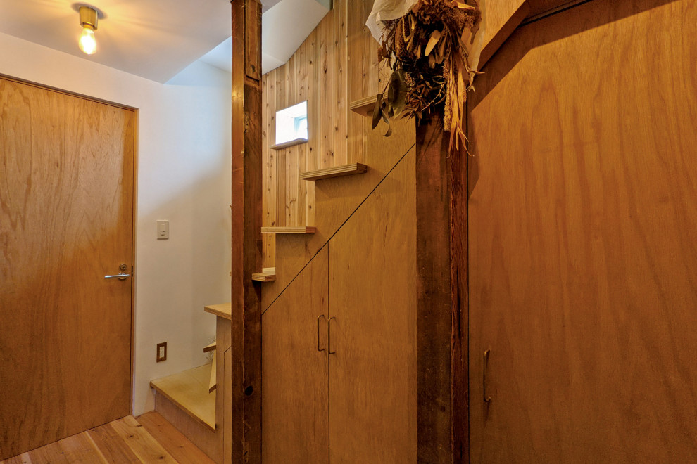 Diseño de escalera recta moderna de tamaño medio con escalones de madera, contrahuellas de madera y boiserie
