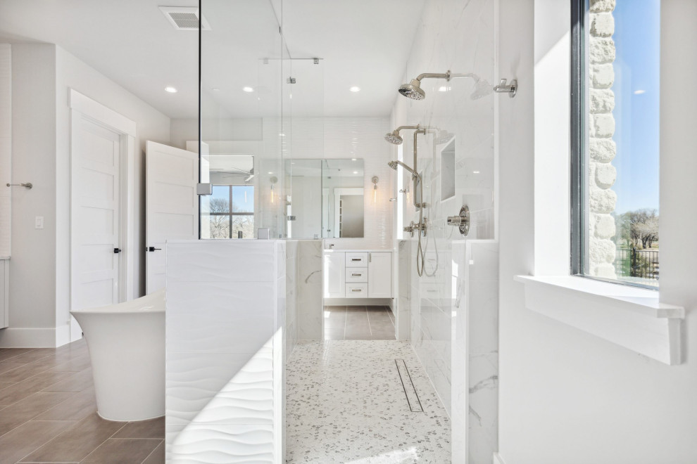 Exempel på ett stort modernt vit vitt en-suite badrum, med vita skåp, ett fristående badkar, en kantlös dusch, en toalettstol med separat cisternkåpa, vit kakel, keramikplattor, grå väggar, mellanmörkt trägolv, ett undermonterad handfat, marmorbänkskiva, beiget golv och med dusch som är öppen
