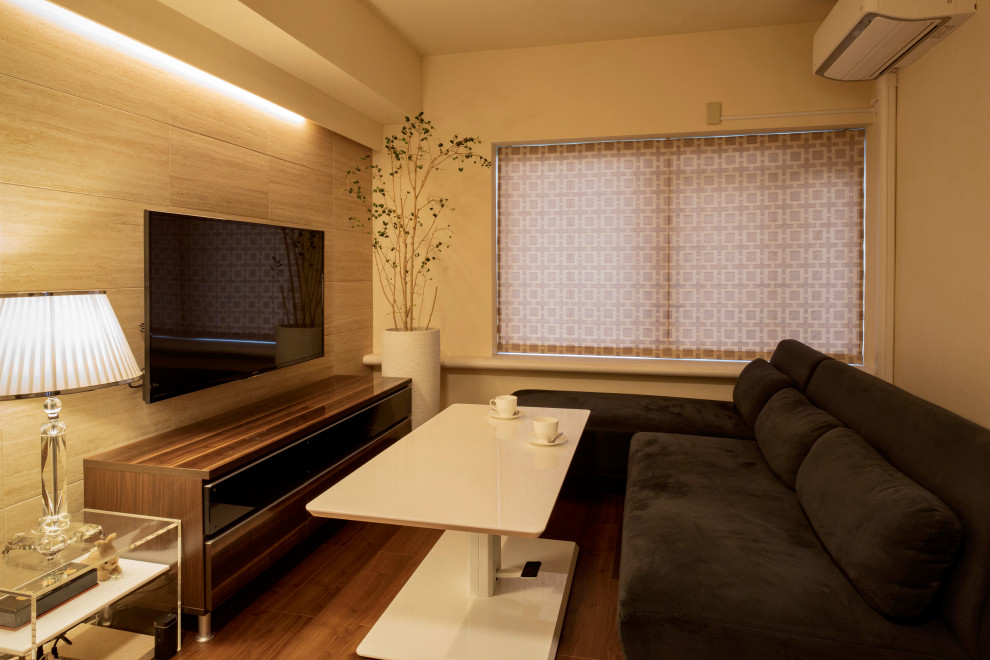 Mittelgroßes, Offenes Modernes Wohnzimmer ohne Kamin mit beiger Wandfarbe, Sperrholzboden, TV-Wand, braunem Boden, Tapetendecke und Tapetenwänden in Tokio