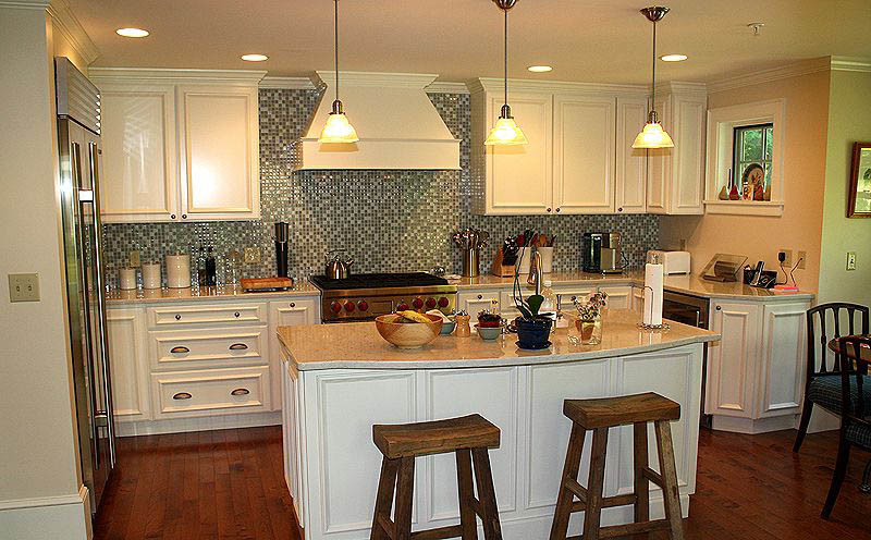 Inspiration for a traditional kitchen in Burlington.