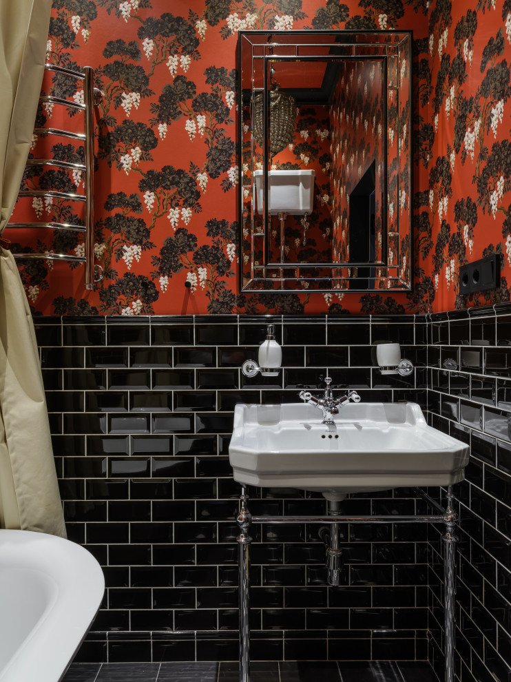 Свежая идея для дизайна: узкая и длинная главная ванная комната среднего размера в стиле фьюжн с отдельно стоящей ванной, душем над ванной, раздельным унитазом, черной плиткой, керамической плиткой, красными стенами, полом из керамической плитки, раковиной с пьедесталом, столешницей из искусственного камня, черным полом, шторкой для ванной, белой столешницей, тумбой под одну раковину, напольной тумбой, кессонным потолком и обоями на стенах - отличное фото интерьера