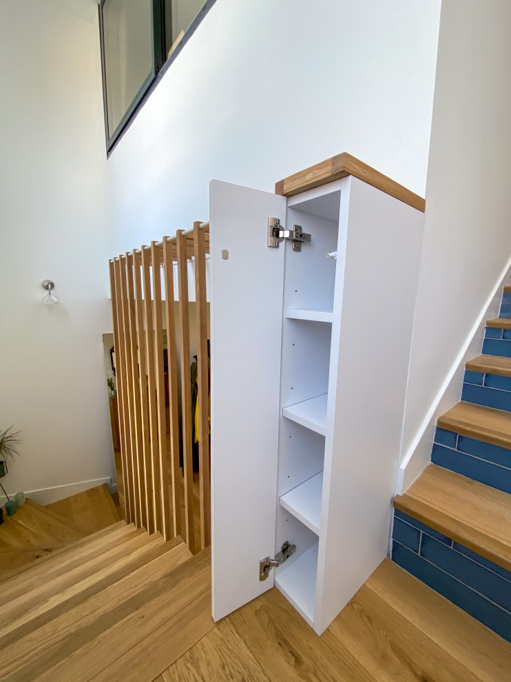 Photo of a mid-sized contemporary wood curved staircase in Bordeaux with wood railing.
