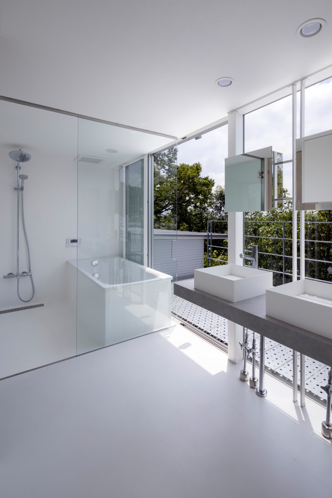 他の地域にあるモダンスタイルのおしゃれな浴室 (オープンシェルフ、白いキャビネット、白いタイル、グレーの洗面カウンター、洗面台2つ、フローティング洗面台) の写真