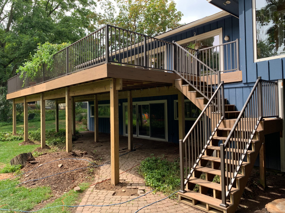 Mountain style deck photo in Detroit