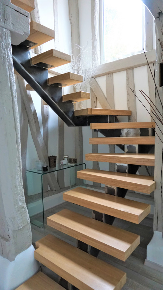 Design ideas for a mid-sized modern staircase in Le Havre.