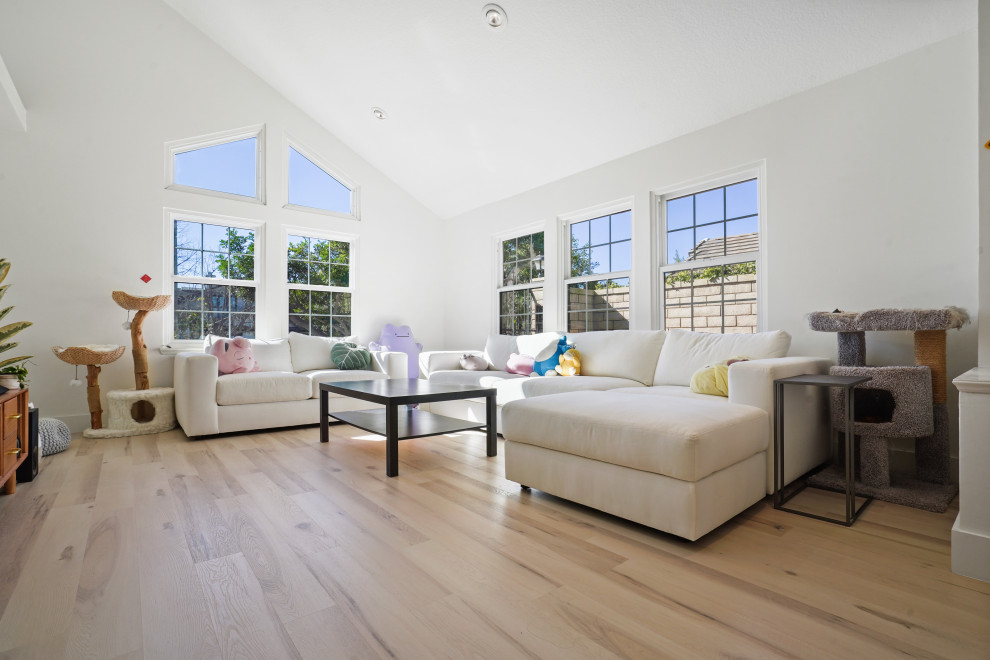 Aménagement d'un salon mansardé ou avec mezzanine rétro de taille moyenne avec un sol en vinyl, un sol beige et un plafond voûté.