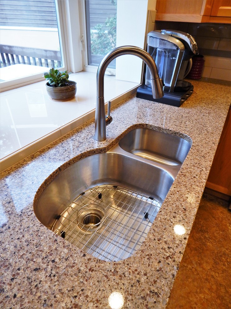 Example of a transitional home design design in Seattle