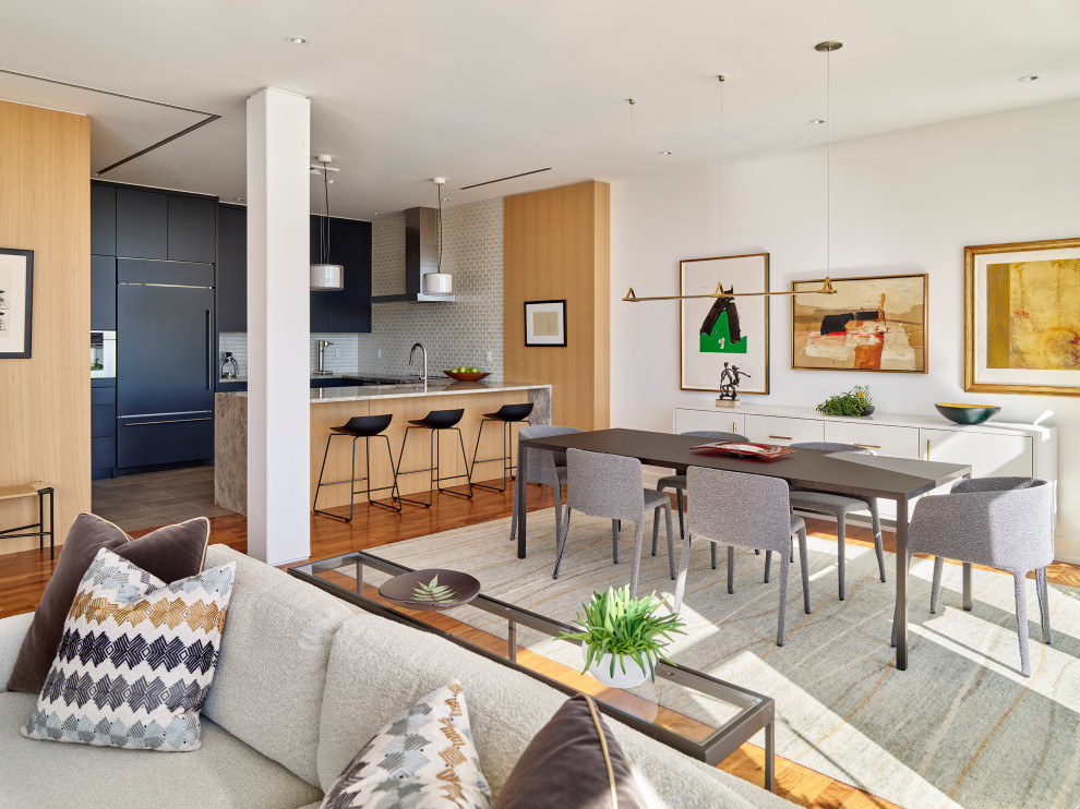 Immagine di una sala da pranzo aperta verso il soggiorno contemporanea di medie dimensioni con pareti bianche, pavimento in legno massello medio e pavimento marrone