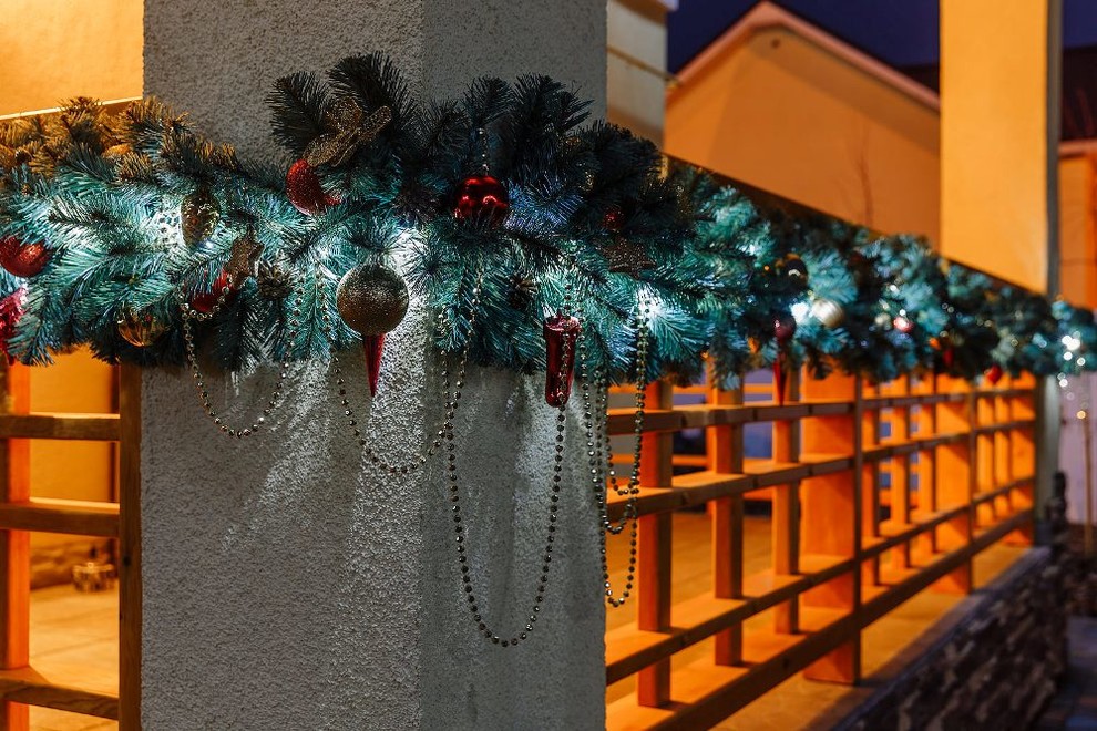 Новогоднее украшение сада и коттеджа