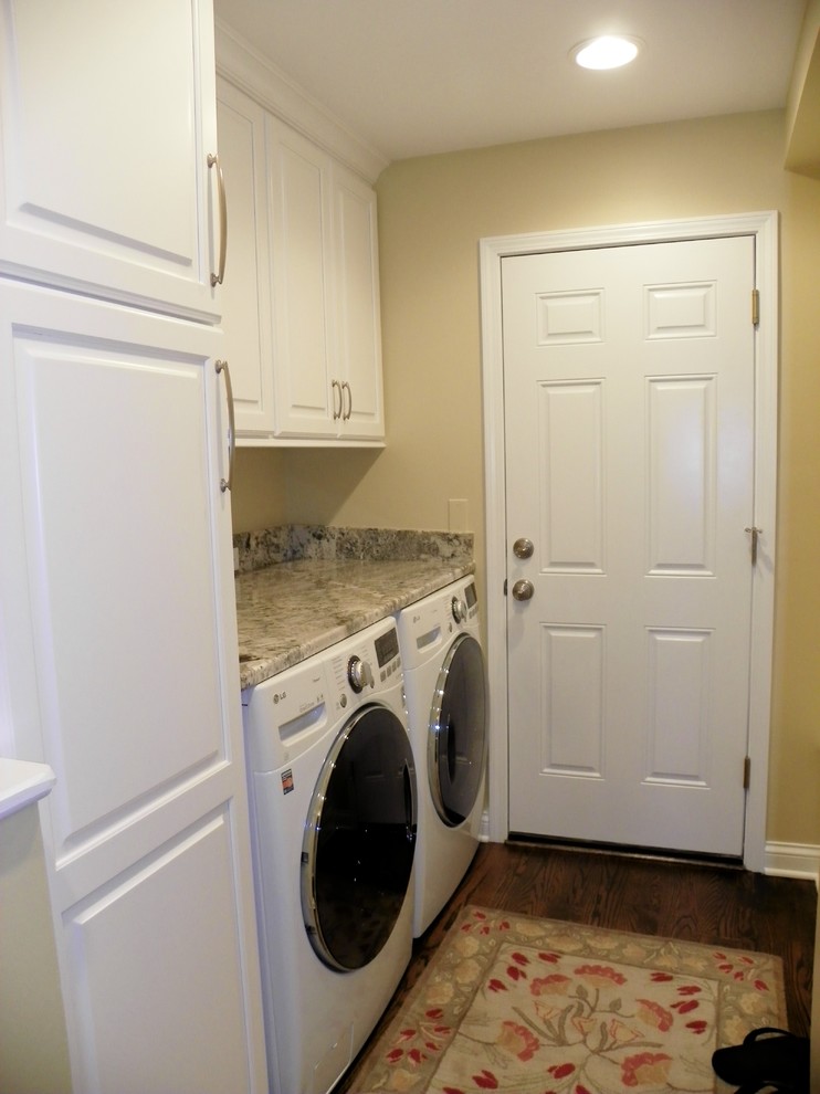 Photo of a traditional laundry room in Chicago.