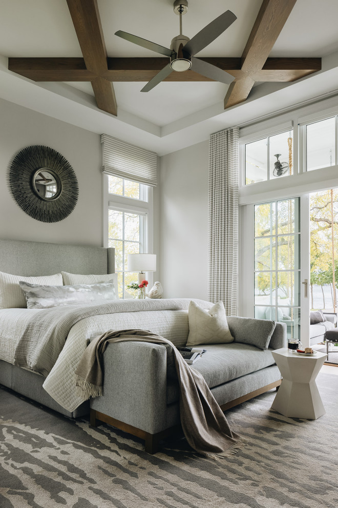 Esempio di una camera da letto classica con pareti grigie, travi a vista e soffitto ribassato