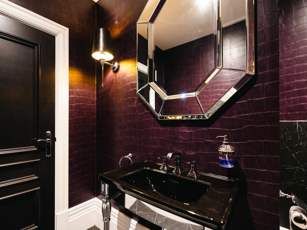 Пример оригинального дизайна: туалет среднего размера в современном стиле с фиолетовыми стенами, мраморным полом, консольной раковиной и черным полом
