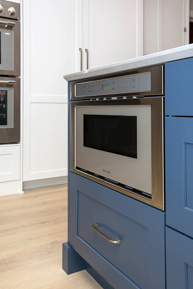 Transitional kitchen photo in Cincinnati