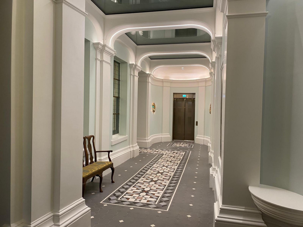 Элегантная парадная: сочетание матовой штукатурки, лепнины и плитки пэчворк