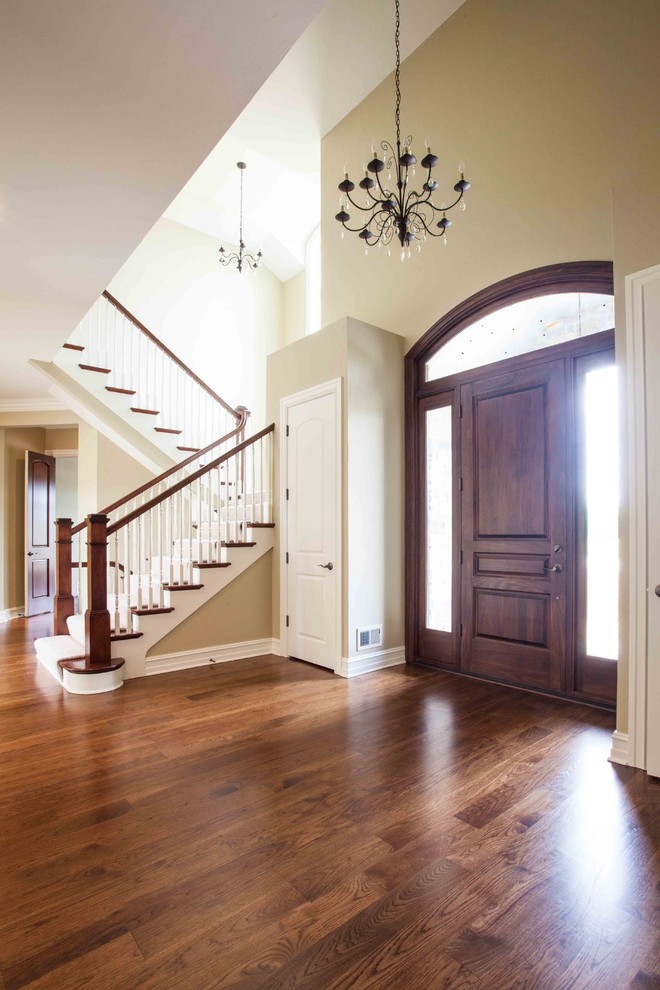 Example of a transitional entryway design in Milwaukee