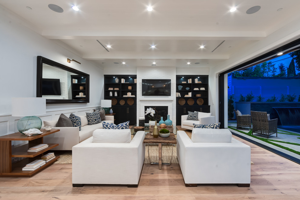 This is an example of a transitional living room in Los Angeles.