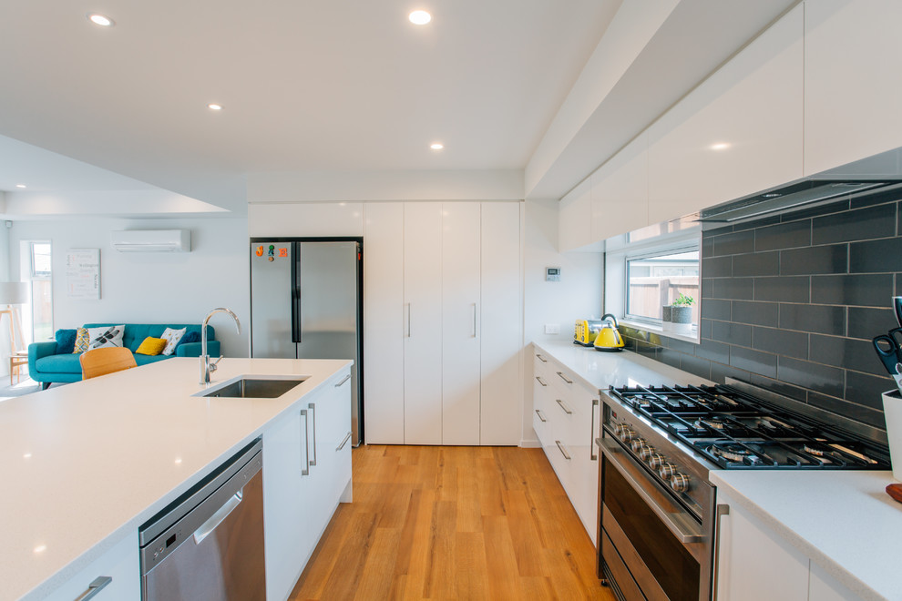Inspiration for a contemporary kitchen remodel in Christchurch