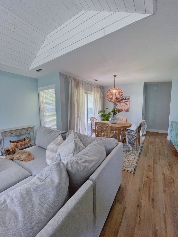На фото: маленькая открытая гостиная комната в морском стиле с синими стенами, полом из винила, коричневым полом и потолком из вагонки для на участке и в саду с