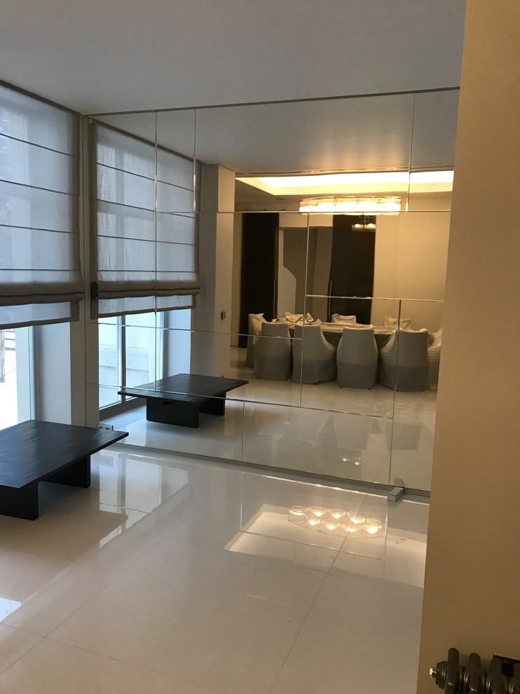 Зеркальное панно в гостиной