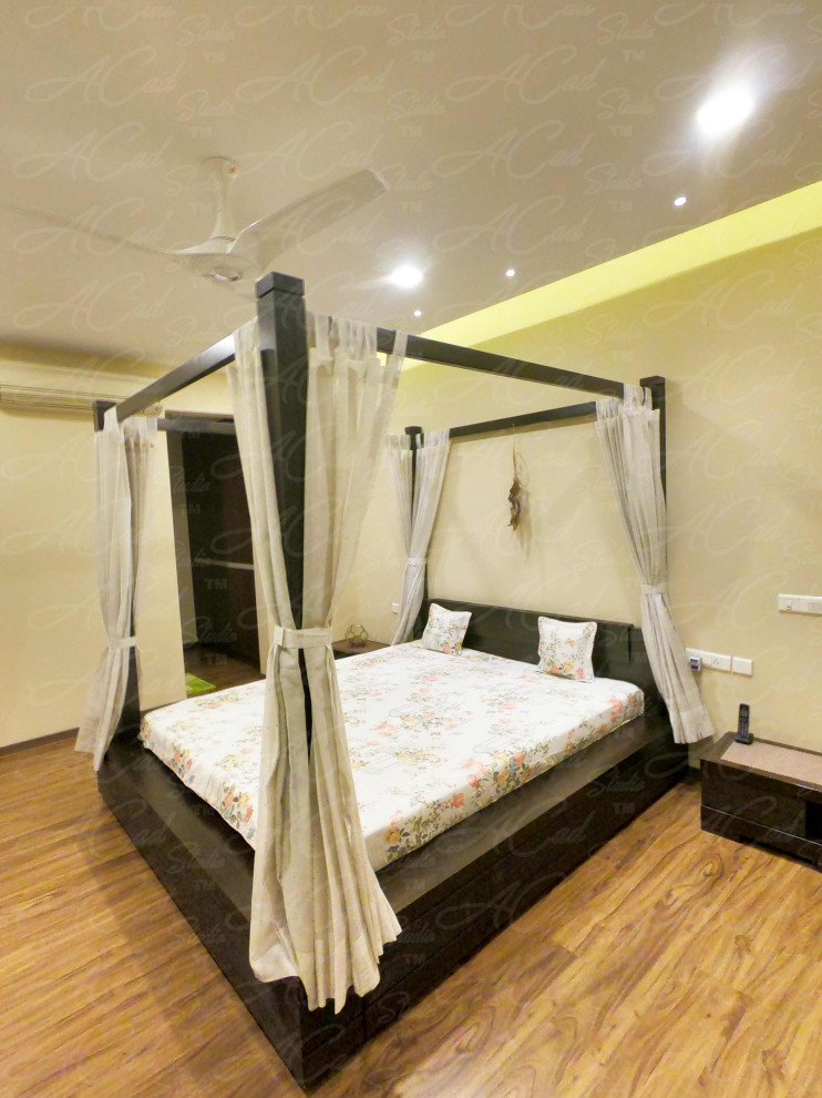 Immagine di una camera da letto stile loft di medie dimensioni con pareti beige, pavimento in compensato, nessun camino, pavimento marrone, soffitto in perlinato e pareti in mattoni