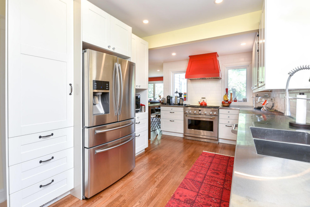 Transitional kitchen photo in Ottawa