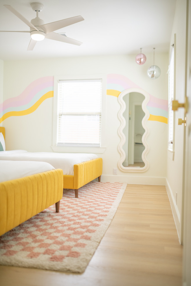 Mittelgroßes Stilmix Gästezimmer ohne Kamin mit weißer Wandfarbe, Vinylboden, beigem Boden und gewölbter Decke in Austin