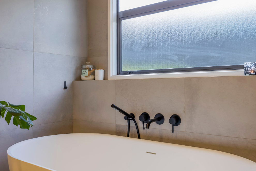Idée de décoration pour une salle de bain design de taille moyenne pour enfant avec des portes de placard noires, une baignoire indépendante, une douche d'angle, un carrelage jaune, des carreaux de céramique, un mur gris, un sol en carrelage de porcelaine, une vasque, un plan de toilette en quartz modifié, un sol gris, une cabine de douche à porte battante, un plan de toilette blanc, meuble double vasque et meuble-lavabo suspendu.