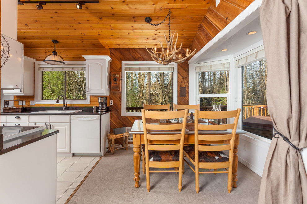 Cette photo montre une petite salle à manger ouverte sur la cuisine montagne avec moquette et aucune cheminée.
