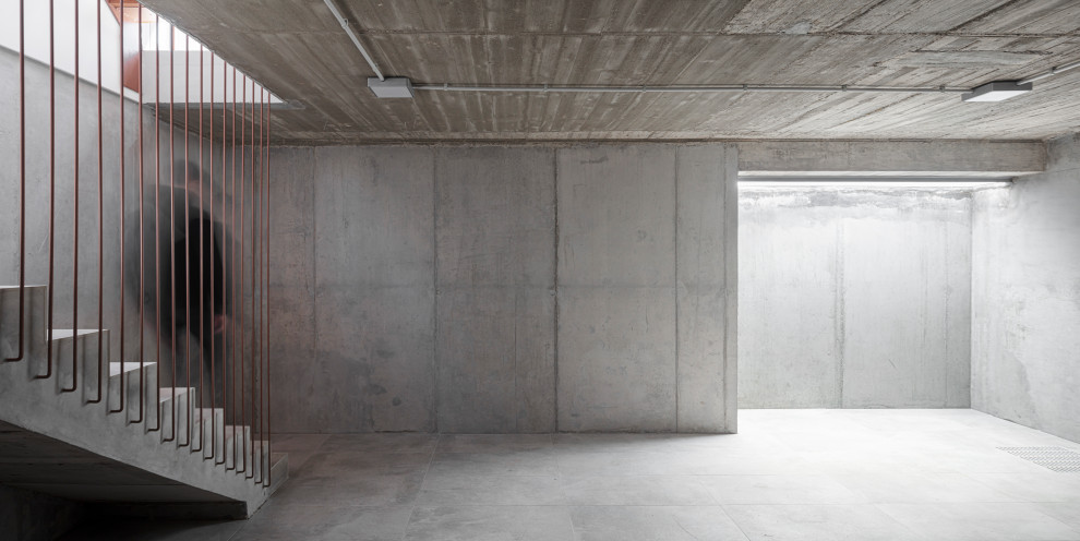 Foto de sótano contemporáneo con suelo de baldosas de porcelana