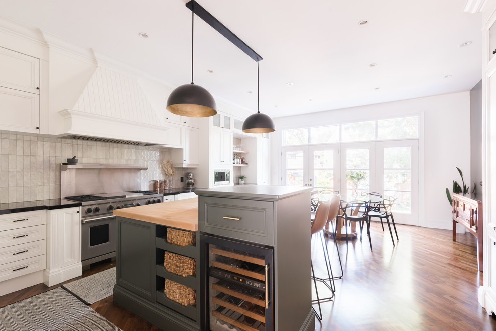 Transitional kitchen photo in Toronto