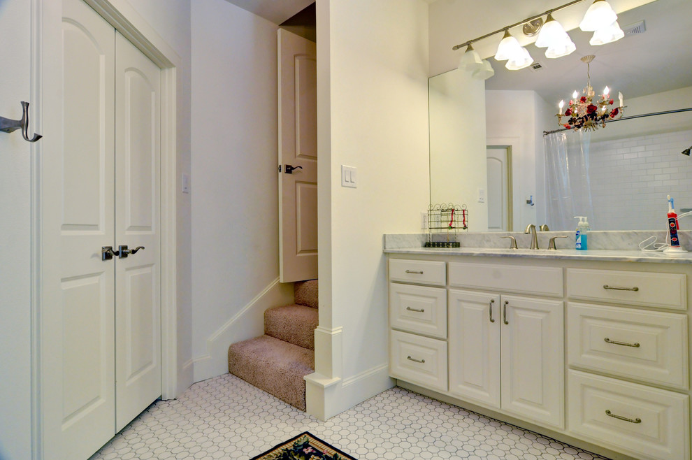 Inspiration for a transitional home design remodel in Dallas