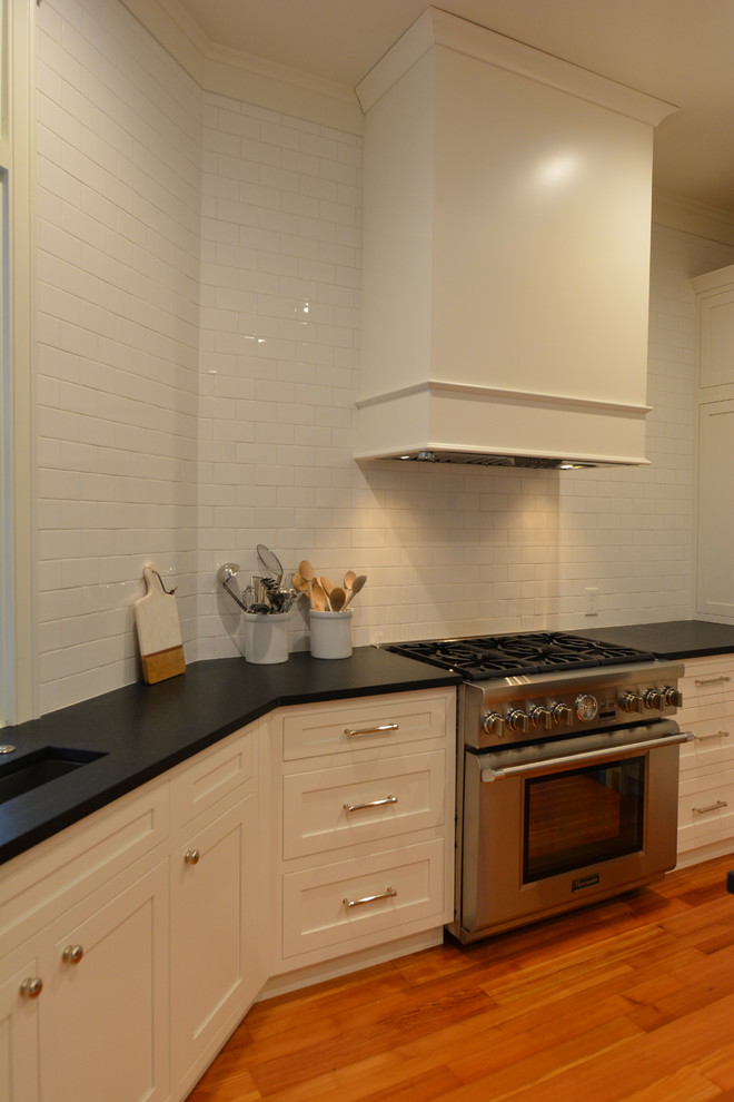 Kitchen - transitional kitchen idea in Baltimore
