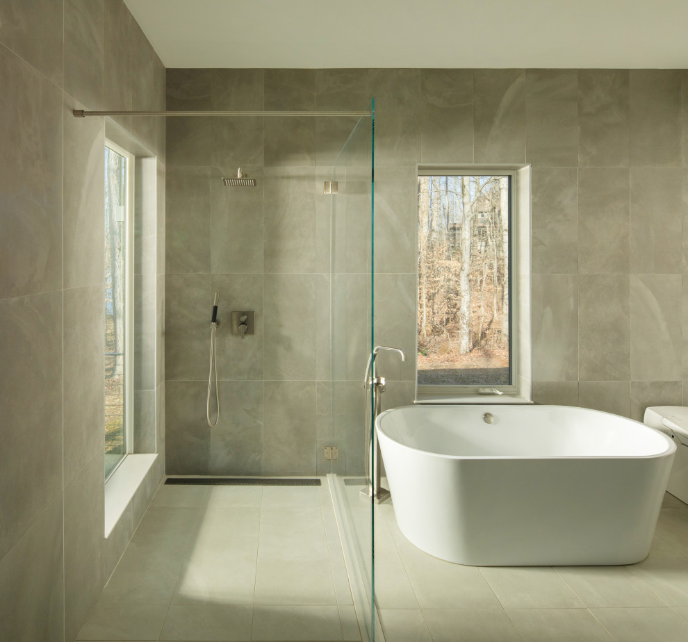 Идея дизайна: большая главная ванная комната в стиле модернизм с плоскими фасадами, белыми фасадами, отдельно стоящей ванной, открытым душем, унитазом-моноблоком, серой плиткой, керамической плиткой, серыми стенами, полом из керамической плитки, врезной раковиной, столешницей из кварцита, серым полом, открытым душем, белой столешницей, тумбой под две раковины и встроенной тумбой