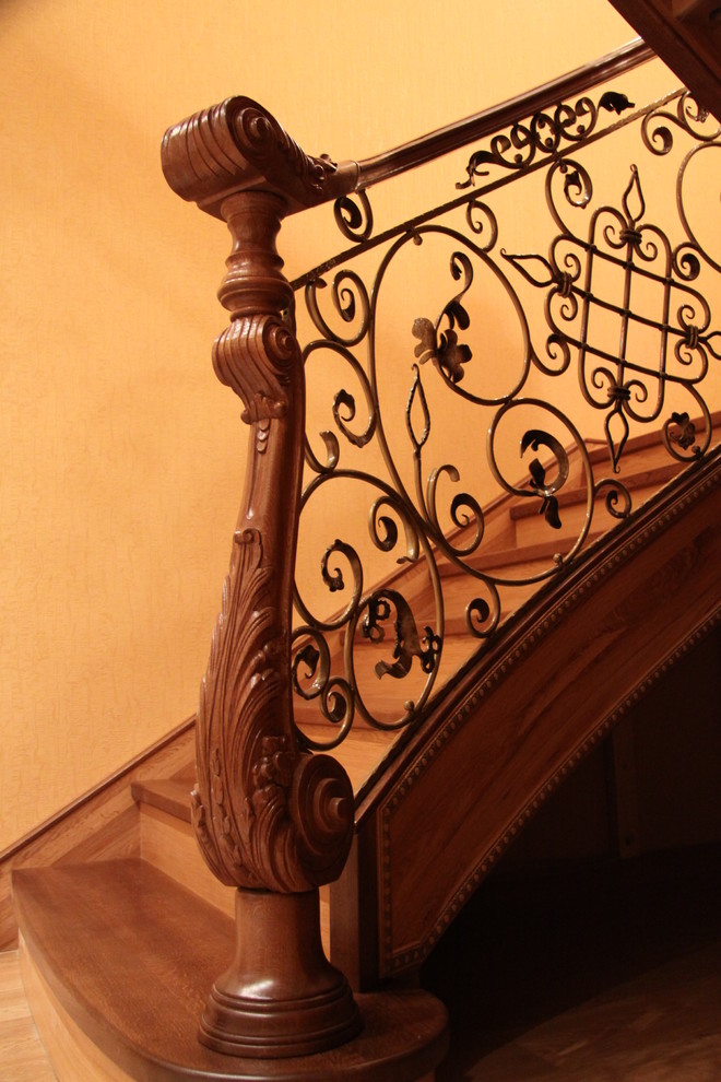 Дубовая лестница в загородном доме