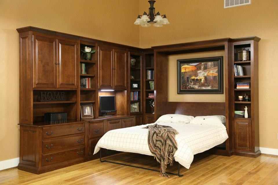 Mid-sized traditional bedroom in Orlando with yellow walls, light hardwood floors and no fireplace.