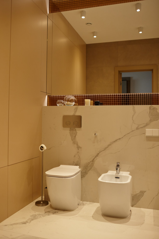 Inspiration för mellanstora moderna vitt en-suite badrum, med släta luckor, beige skåp, ett undermonterat badkar, en dusch/badkar-kombination, en vägghängd toalettstol, beige kakel, porslinskakel, beige väggar, klinkergolv i keramik, ett integrerad handfat, bänkskiva i akrylsten, vitt golv och dusch med duschdraperi