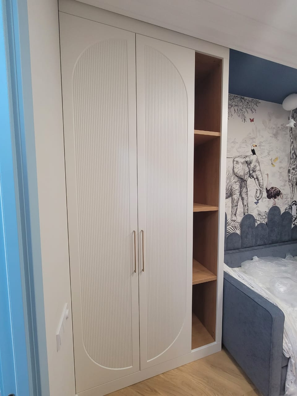 Распашные шкафы