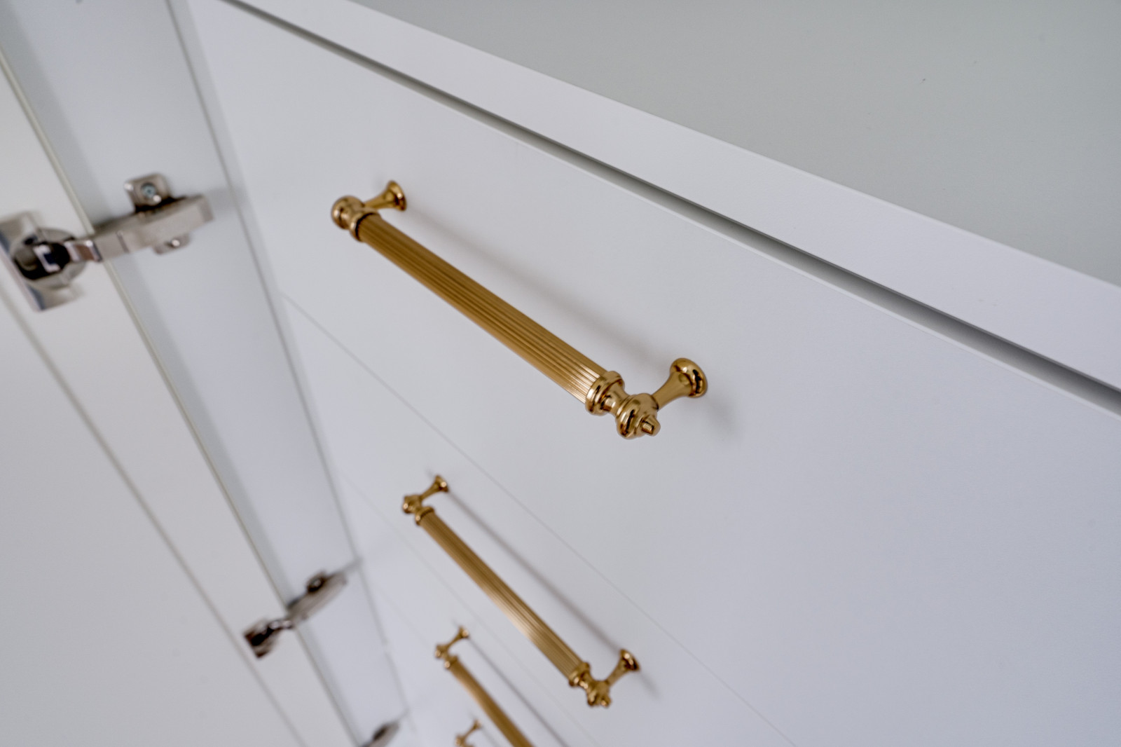 Белый шкаф из массива ольхи 06