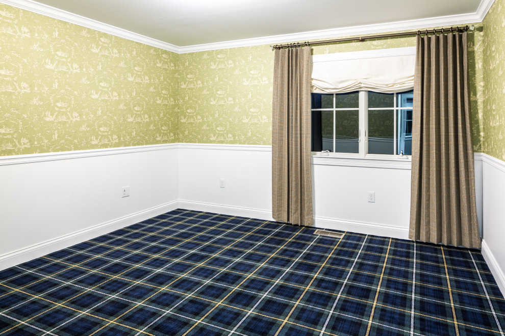 Свежая идея для дизайна: спальня в стиле кантри с разноцветными стенами, ковровым покрытием, синим полом и обоями на стенах - отличное фото интерьера