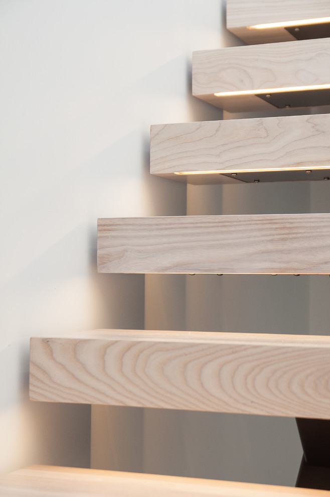 Mid-sized scandinavian wood floating staircase in Auckland with open risers.