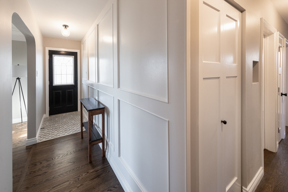Источник вдохновения для домашнего уюта: коридор среднего размера в стиле кантри с белыми стенами, темным паркетным полом, коричневым полом и панелями на части стены