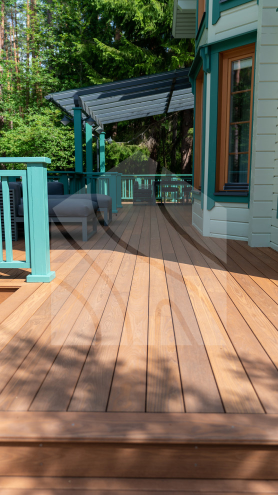 Терраса из термоясеня для загородного дома