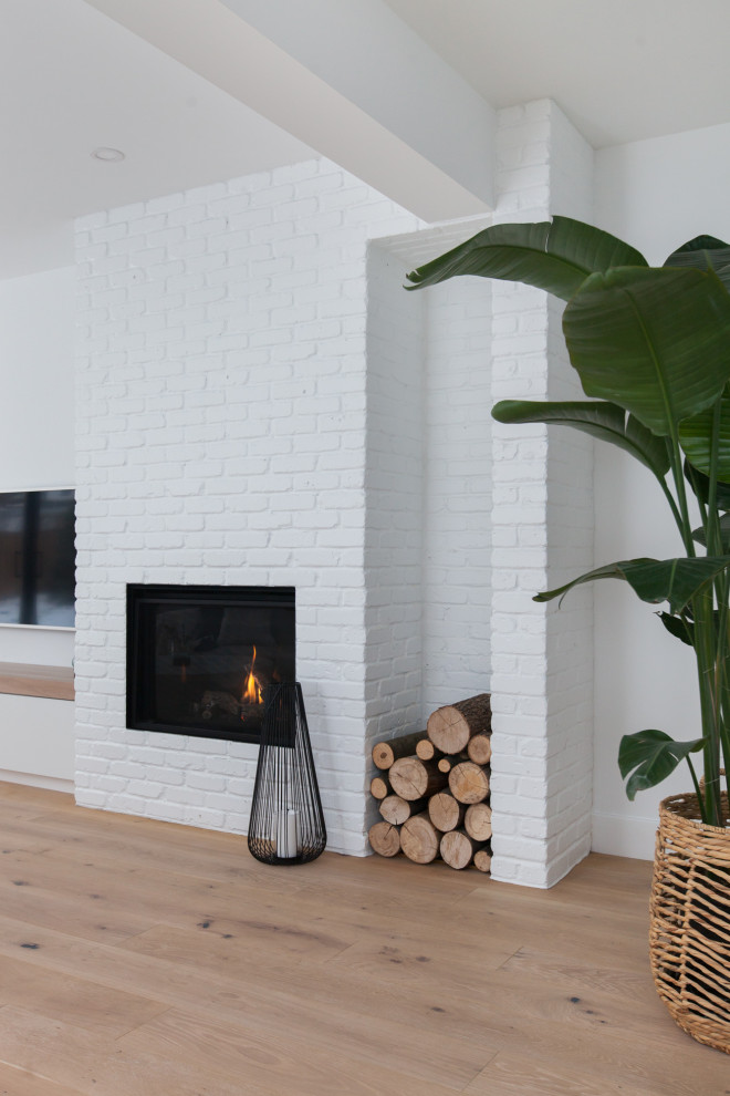 Example of a transitional home design design in Toronto